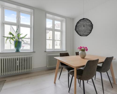 Stor 2-værelses stuelejlighed