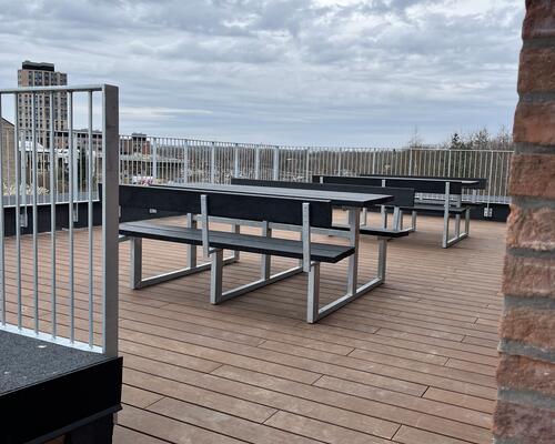 På 4 sal, ende lejlighed. med rigtig god udsigt. billederne er fra en anden lejlighed, som er helt magen til.