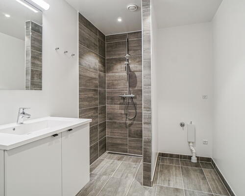 Egedal stationsby - Praktisk 2 vær. lejebolig med stor altan