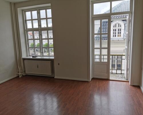 Stor 5 vær. lejlighed - med altan - Attraktiv placering