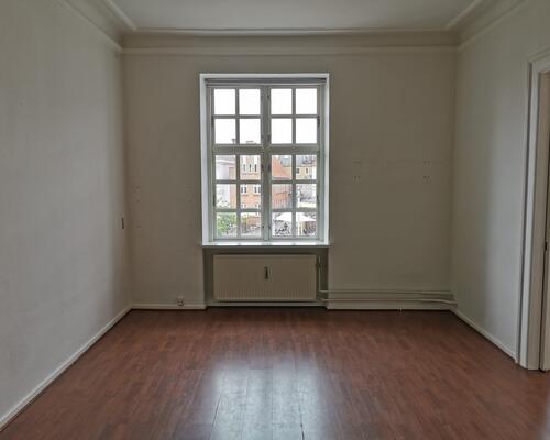 Stor 5 vær. lejlighed - med altan - Attraktiv placering