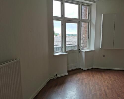 Stor 5 vær. lejlighed - med altan - Attraktiv placering