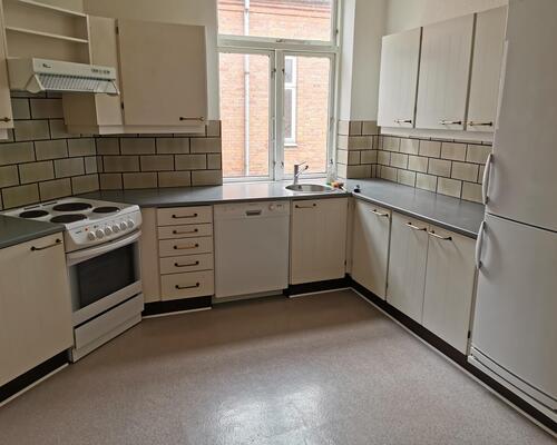 Stor 5 vær. lejlighed - med altan - Attraktiv placering