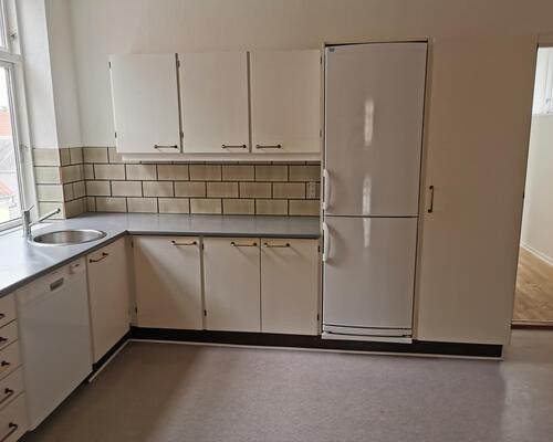 Stor 5 vær. lejlighed - med altan - Attraktiv placering