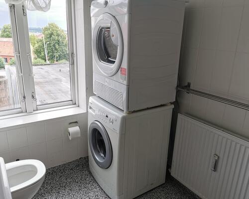 Stor 5 vær. lejlighed - med altan - Attraktiv placering