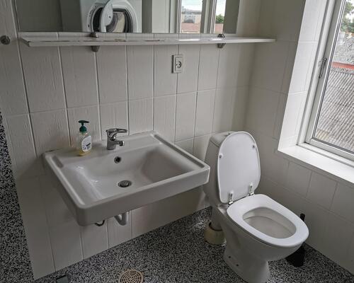 Stor 5 vær. lejlighed - med altan - Attraktiv placering