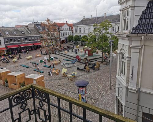 Stor 5 vær. lejlighed - med altan - Attraktiv placering