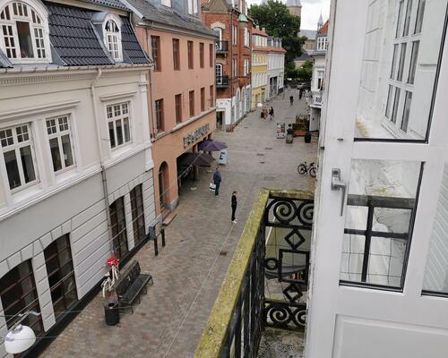 Stor 5 vær. lejlighed - med altan - Attraktiv placering