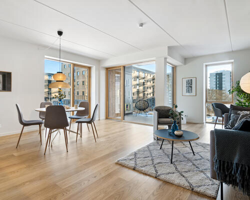 RUMMELIG LEJEBOLIG MED GODE VÆRELSER OG ET SKØNT LEVERUM MED ALTAN