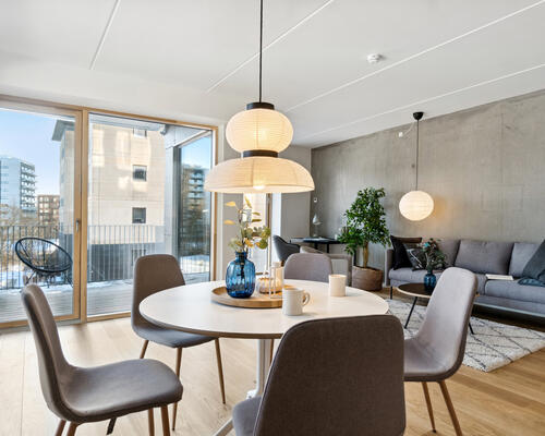 RUMMELIG LEJEBOLIG MED GODE VÆRELSER OG ET SKØNT LEVERUM MED ALTAN