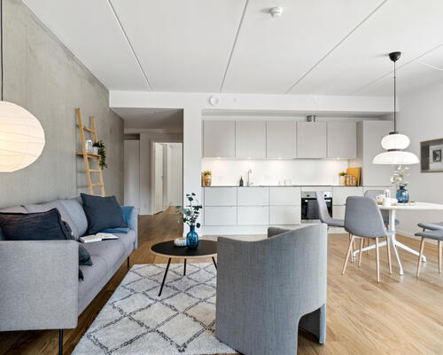 RUMMELIG LEJEBOLIG MED GODE VÆRELSER OG ET SKØNT LEVERUM MED ALTAN