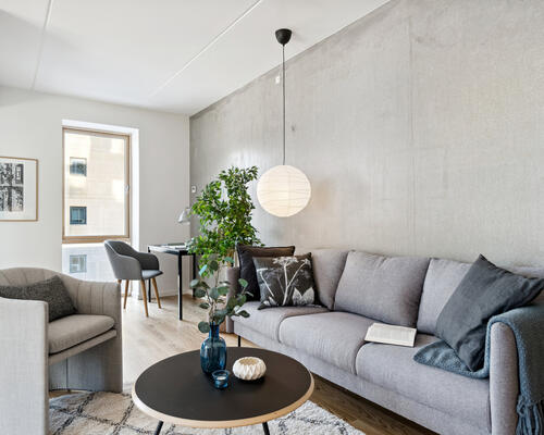 RUMMELIG LEJEBOLIG MED GODE VÆRELSER OG ET SKØNT LEVERUM MED ALTAN