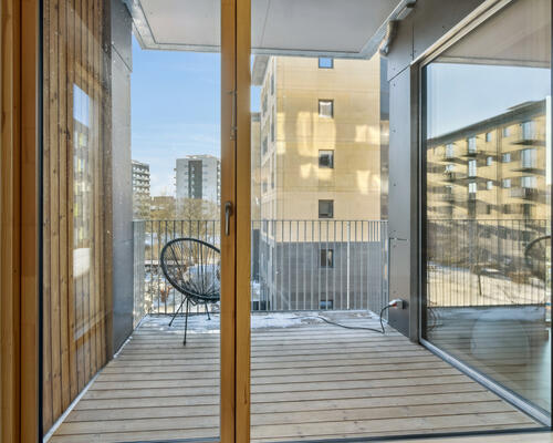 RUMMELIG LEJEBOLIG MED GODE VÆRELSER OG ET SKØNT LEVERUM MED ALTAN