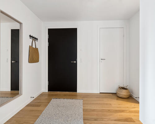 RUMMELIG LEJEBOLIG MED GODE VÆRELSER OG ET SKØNT LEVERUM MED ALTAN