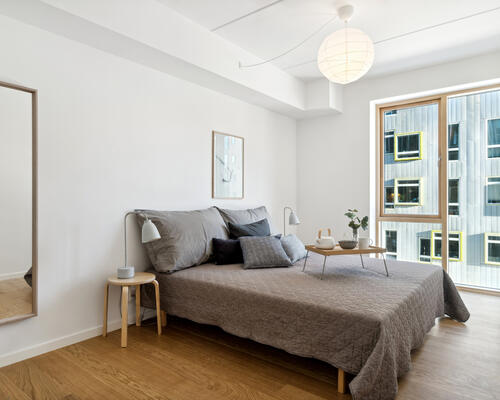 RUMMELIG LEJEBOLIG MED GODE VÆRELSER OG ET SKØNT LEVERUM MED ALTAN