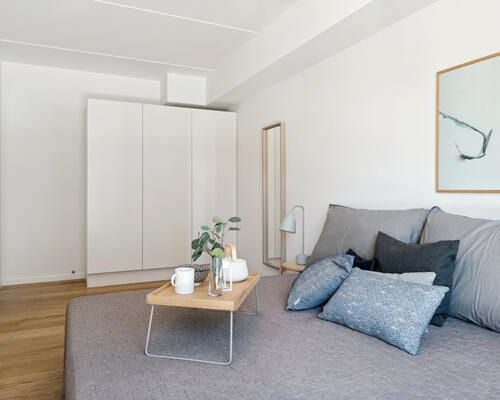 RUMMELIG LEJEBOLIG MED GODE VÆRELSER OG ET SKØNT LEVERUM MED ALTAN