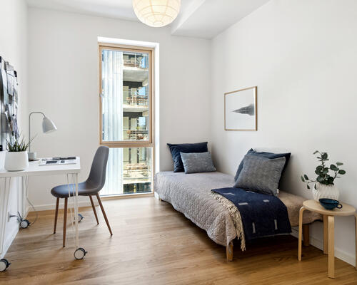 RUMMELIG LEJEBOLIG MED GODE VÆRELSER OG ET SKØNT LEVERUM MED ALTAN