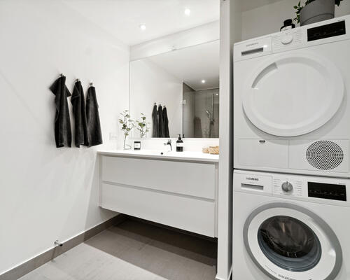 RUMMELIG LEJEBOLIG MED GODE VÆRELSER OG ET SKØNT LEVERUM MED ALTAN