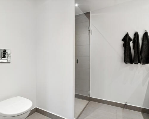 RUMMELIG LEJEBOLIG MED GODE VÆRELSER OG ET SKØNT LEVERUM MED ALTAN