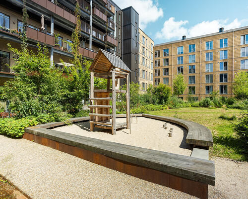 RUMMELIG LEJEBOLIG MED GODE VÆRELSER OG ET SKØNT LEVERUM MED ALTAN