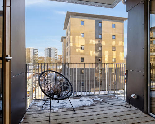 RUMMELIG LEJEBOLIG MED GODE VÆRELSER OG ET SKØNT LEVERUM MED ALTAN