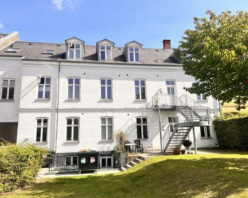 Centralt beliggende lejlighed i flot ældre ejendom