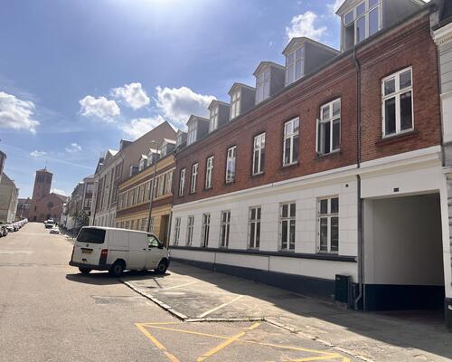 Centralt beliggende lejlighed i flot ældre ejendom