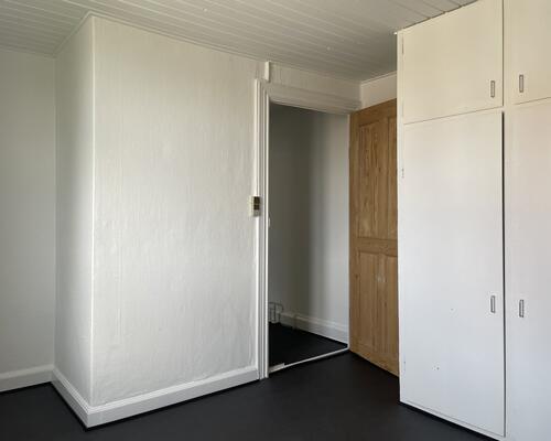 Hyggelig og rummelig stor lejlighed