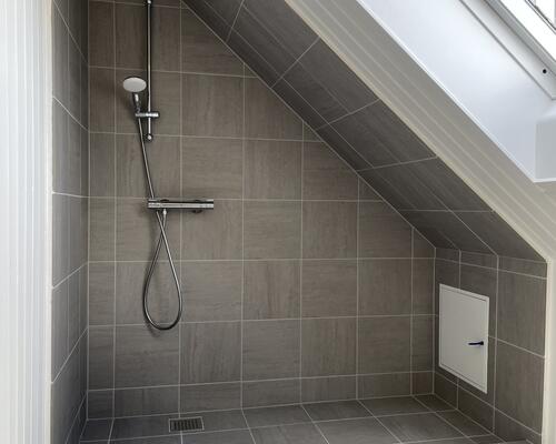 Hyggelig og rummelig stor lejlighed