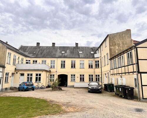 Hyggelig og rummelig stor lejlighed