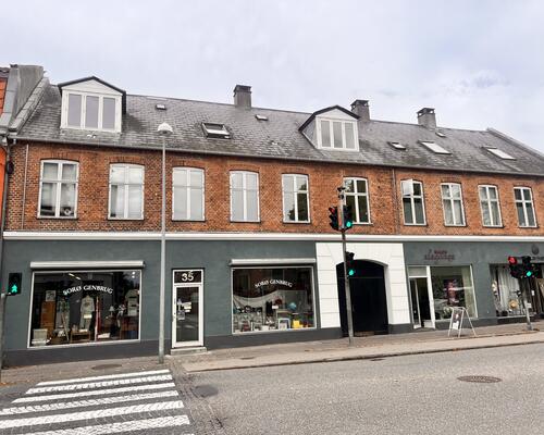 Hyggelig og rummelig stor lejlighed