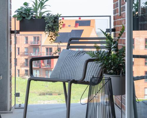 Lys og rummelig toværelses lejlighed med alt i hårde hvidevarer. Lejligheden er ideel til både par, singler og seniorer. Til boligen hører eget skur.