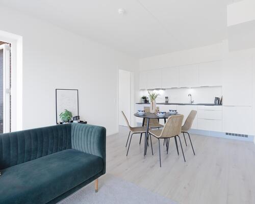 Lys og rummelig toværelses lejlighed med alt i hårde hvidevarer. Lejligheden er ideel til både par, singler og seniorer. Til boligen hører eget skur.