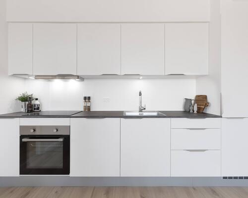 Lys og rummelig toværelses lejlighed med alt i hårde hvidevarer. Lejligheden er ideel til både par, singler og seniorer. Til boligen hører eget skur.