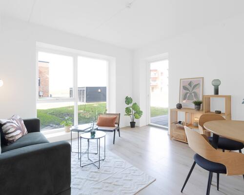 Lys og rummelig toværelses lejlighed med alt i hårde hvidevarer. Lejligheden er ideel til både par, singler og seniorer. Til boligen hører eget skur.