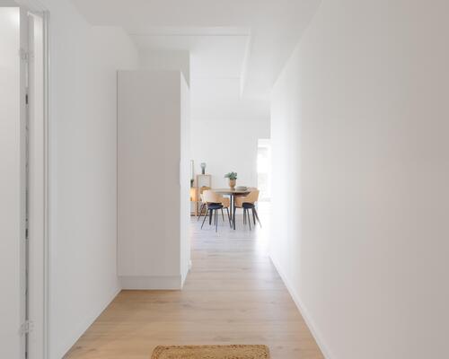 Lys og rummelig toværelses lejlighed med alt i hårde hvidevarer. Lejligheden er ideel til både par, singler og seniorer. Til boligen hører eget skur.