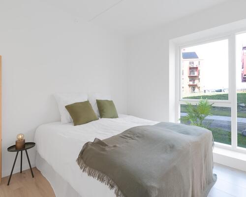 Lys og rummelig toværelses lejlighed med alt i hårde hvidevarer. Lejligheden er ideel til både par, singler og seniorer. Til boligen hører eget skur.