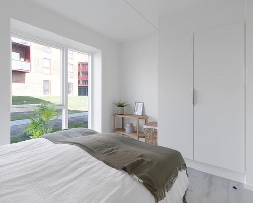 Lys og rummelig toværelses lejlighed med alt i hårde hvidevarer. Lejligheden er ideel til både par, singler og seniorer. Til boligen hører eget skur.