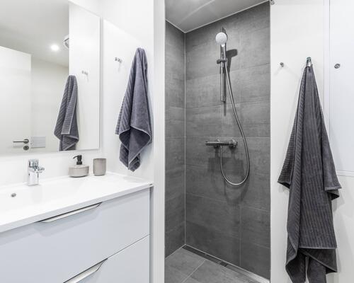 Lys og rummelig toværelses lejlighed med alt i hårde hvidevarer. Lejligheden er ideel til både par, singler og seniorer. Til boligen hører eget skur.