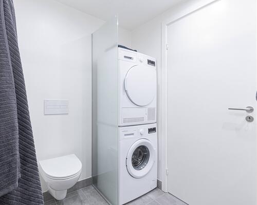 Lys og rummelig toværelses lejlighed med alt i hårde hvidevarer. Lejligheden er ideel til både par, singler og seniorer. Til boligen hører eget skur.