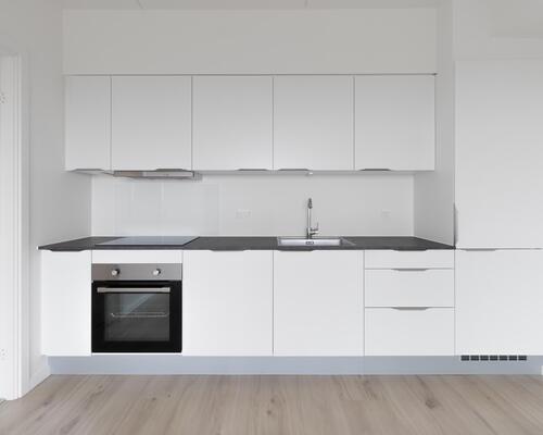 Lys og rummelig toværelses lejlighed med alt i hårde hvidevarer. Lejligheden er ideel til både par, singler og seniorer. Til boligen hører eget skur.