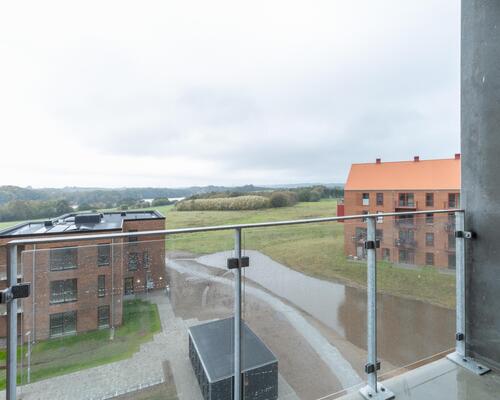 Lys og rummelig toværelses lejlighed med alt i hårde hvidevarer. Lejligheden er ideel til både par, singler og seniorer. Til boligen hører eget skur.