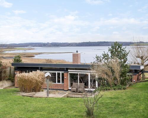 Arkitekttegnet kvalitetsvilla med storslået udsigt.