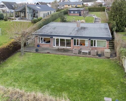 Arkitekttegnet kvalitetsvilla med storslået udsigt.