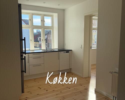 *Perfekt dele lejlighed. Tæt på by, indkøb og tog stationen.