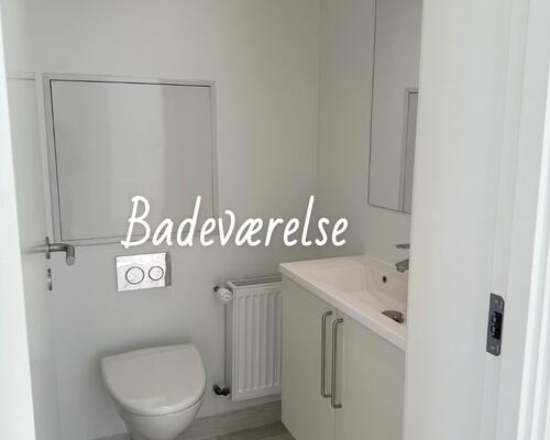 *Perfekt dele lejlighed. Tæt på by, indkøb og tog stationen.