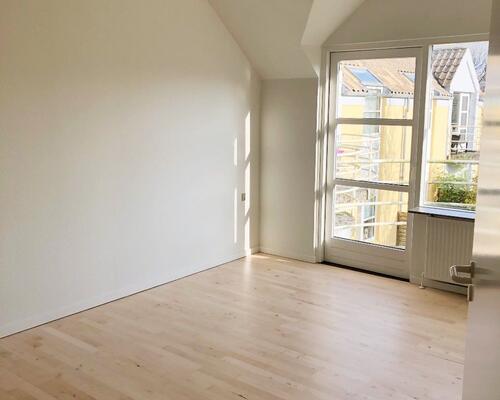 2-værelses lejlighed med altan, egen indgang og elevator i Odense