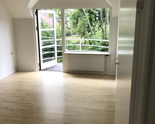 2-værelses lejlighed med altan, egen indgang og elevator i Odense