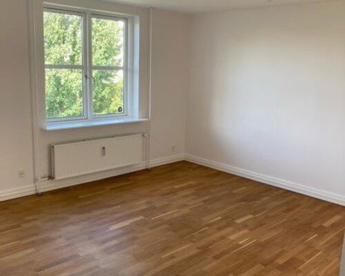 Lys 2-værelses på 53 m2 i Vestbyen med altan – tæt på nærbanen