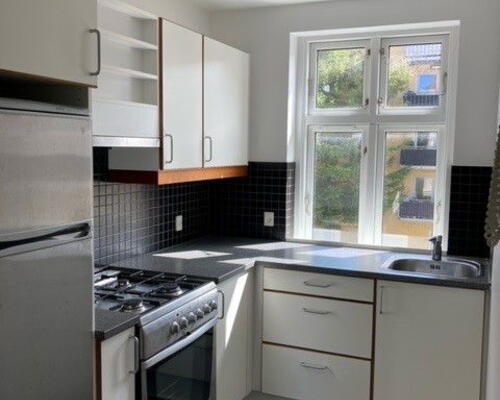 Lys 2-værelses på 53 m2 i Vestbyen med altan – tæt på nærbanen